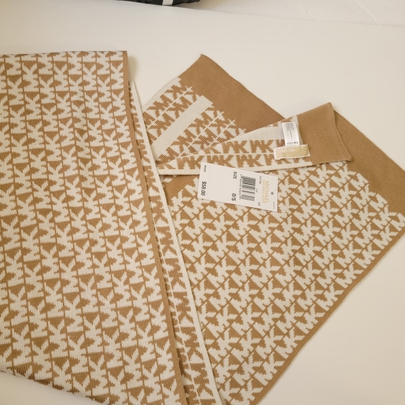 NWT $58 Michael Kors MK Camel & Cream Logo Signature Stripe Scarf